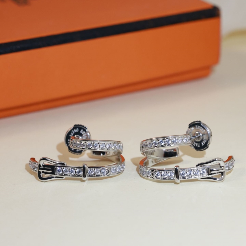 H**me5 earrings